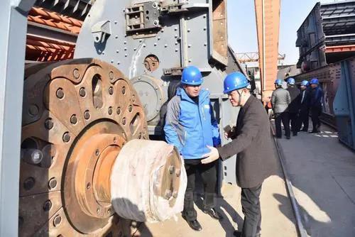 客戶參觀邁斯特重工破碎機設備生產(chǎn)基地